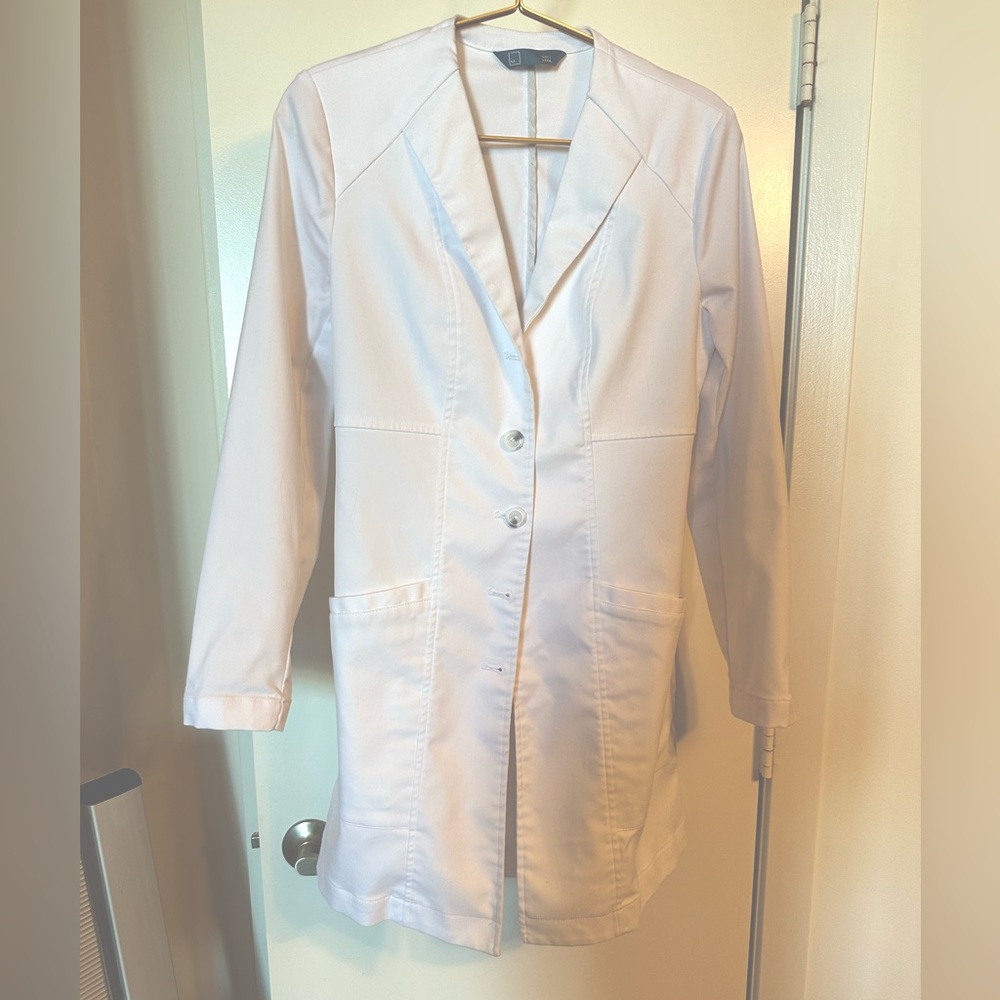 Medelita Vera G Slim Fit Lab Coat in White